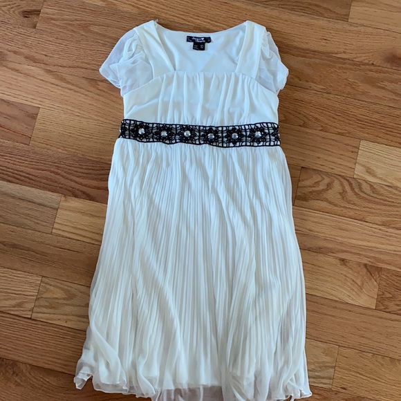 Three Summer Dresses - Picture 4 of 7